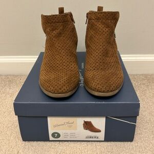 Universal Thread Tan Booties